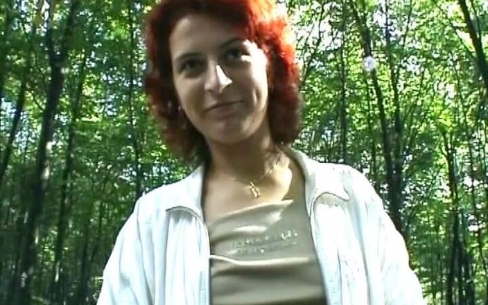 Deutsche Frauen: Uma mulher alemã ruiva adora se masturbar na floresta