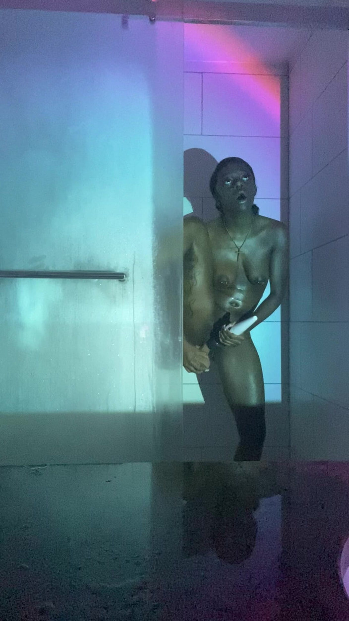 Majesty Nasty: Ebenholz muss sich in die dusche schleichen, um mit ihrer...