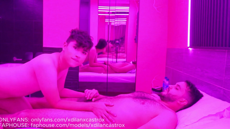 Dilan Castro: Il bel gay gay scopa senza preservativo con il cazzo...