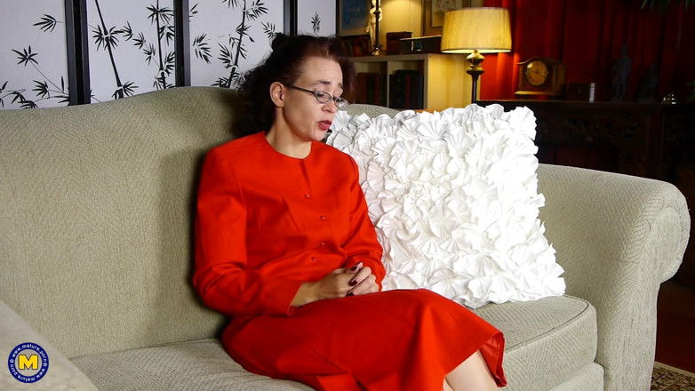 Mature NL: 熟女家庭主妇sable renea在沙发上抚摸她的阴户