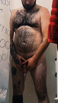 Sexy doccia ragazzo tatuato caldo