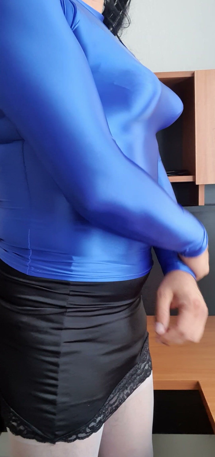 Sexy shinny clothes: Mijn blauwe spandexblouse en puntige borsten modelleren