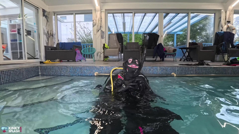 UKCuteGirl Lucy Lauren: Dominación bajo el agua en equipo de buceo completo