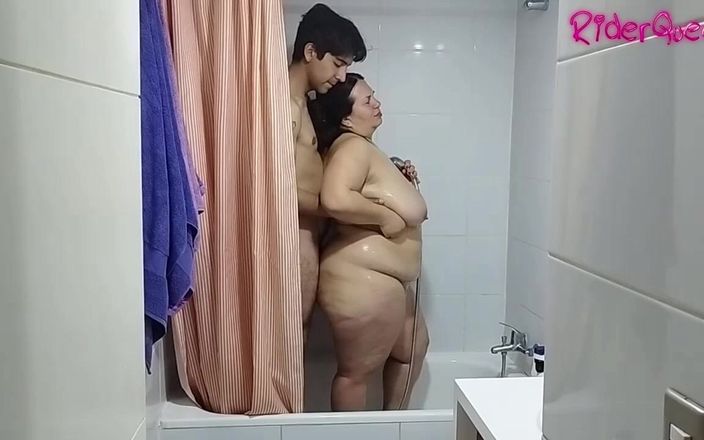 Mommy&#039;s fantasies: Seksualny przekaźnik w trójkącie - obciąganie pod prysznicem