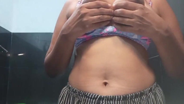 Anne White: Sri Lankaans meisje musterbatie in badkamer met dildo lust met...
