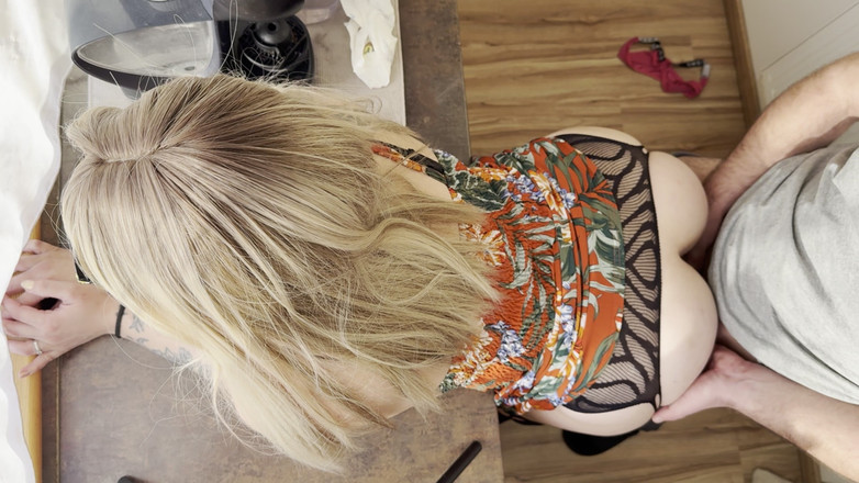 Christy X Taylor: El fontanero también realiza tareas de mantenimiento a la esposa...