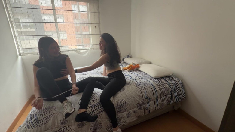 scarlettandc: We Like to Rub on Our Leggings