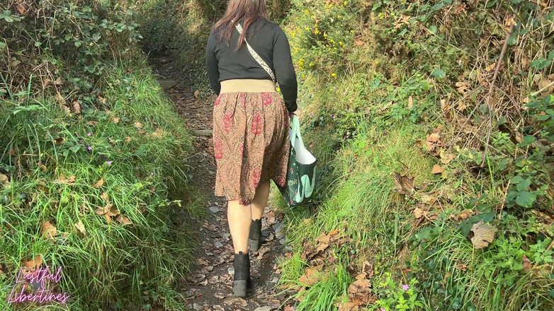 Lustful Libertines: Nakukování učitelky čůrá v lese