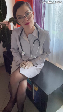 Carolina Iena: Italský doktor v punčochách masturbuje a rouhá