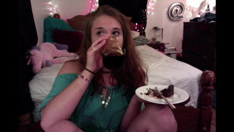 Alli Anderson: Comendo bolo de chocolate