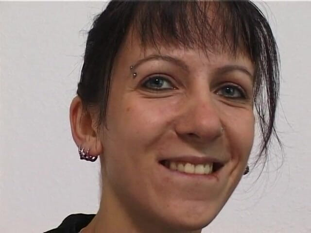 German Classic Porn videos: Anika 26, sta mostrando la sua bella piccola figa