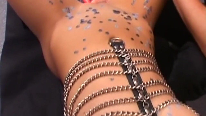 Bangora clips: Une MILF brune attachée trempée dans de la cire de...