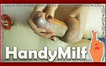 Handymilf: Hadiah untuk saya! Berminyak dan mengeringkan telur penuh!