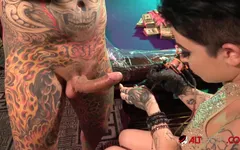 Adriana Lynn se tatoue avant de baiser Sascha