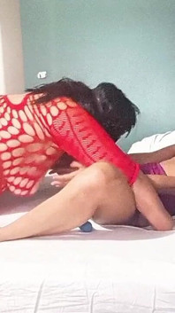 我吸吮她的屁股，操我的继母，而她则吸吮我女朋友的阴户