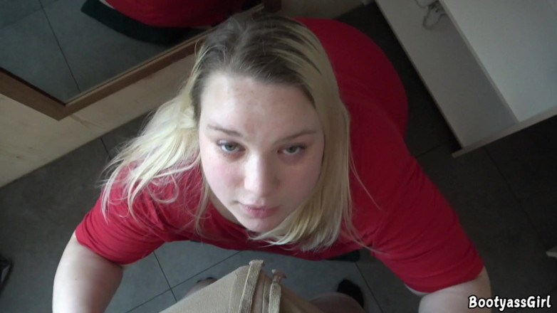 Bootyass Girl: Девушка с хорошеньким лицом делает минет с камшотом в ее рот