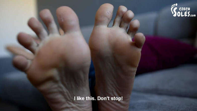 Czech Soles - foot fetish content: Je bent lui. Nu aanbid je mijn voeten!