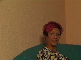 Lucky Wankerz: Tetovaná holka s barevnými vlasy roztahuje a masturbuje před honěním...