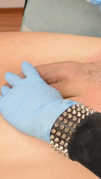 Waxing penis besar yang menggantung. Rekaman Sesi.