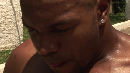 Male Dream: Un tip musculos negru se mângâie lângă piscină