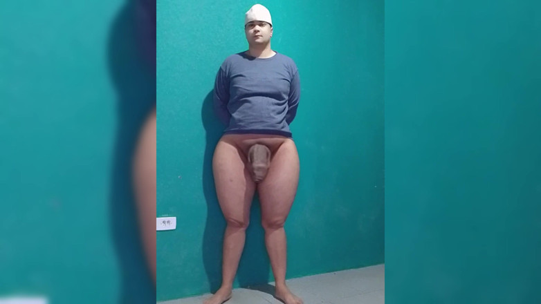 Sissy sapeca studio: Dewasa muda dengan tubuh Feminin, punggung besar, dan zakar besar