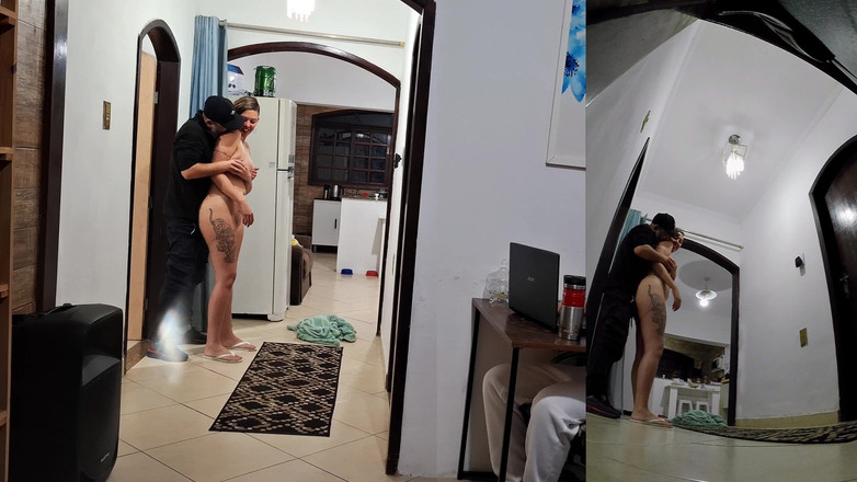 Victor SweetCoupleStories: Skutečná manželka podvádí svého manžela, zatímco má sluchátka s doručovatelem.