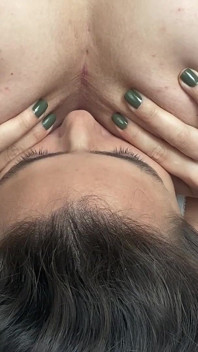 Sie lässt mich ihren arsch beim facesitting ohne entkommen lutschen