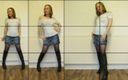 Horny vixen: Haley poseert in een panty - spijkerbroek minirok en laarzen