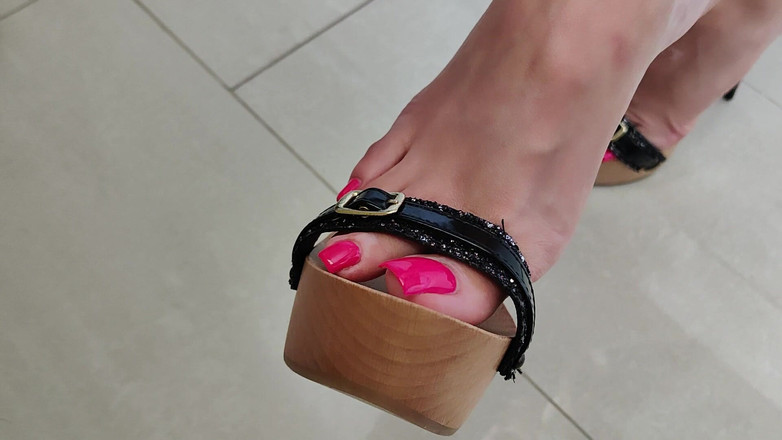 Goddess Lena: High Heels Brainfuck Direkt in Deine Fresse