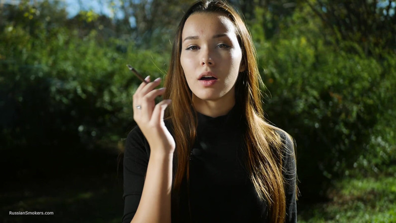 Russian Smokers: Doce sensual russa menina fumando cigarro ao ar livre