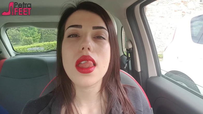 Smokin Fetish: Guapa Petra fumando en su coche