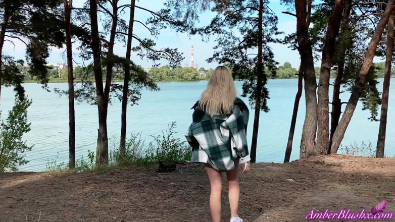 AmberBlushx: Veselá holka se šťavnatým zadkem masturbuje kundičku a stříká v autě...