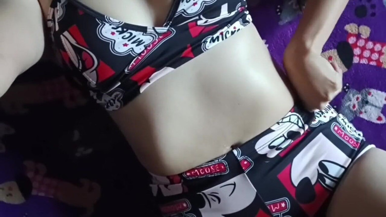 Yuli and tony: 航空公司空姐在飞机浴室里给我看她美丽的奶子。