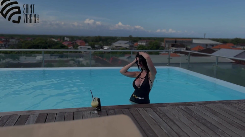 LizaVirgin: Am întâlnit o brunetă sexy la o stațiune și am futut-o în gură...