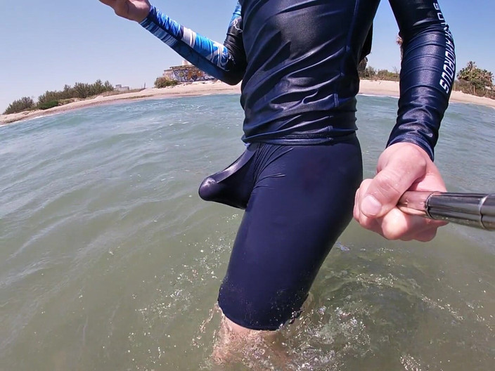 Cool Body: Un surfeur se fait dresser dans son lycra pour le...