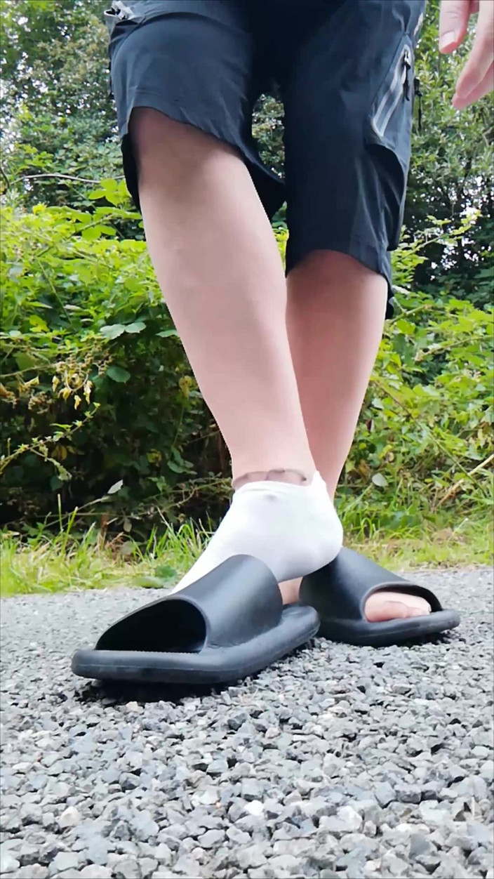 Carmen_Nylonjunge: V pantoflích a bílých ponožkách v přírodě
