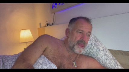 Daddybearvlc: 继父在直播中自慰