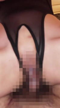 Wanita kantoran semok yang terlibat dalam kencan gula selama jam kerja.