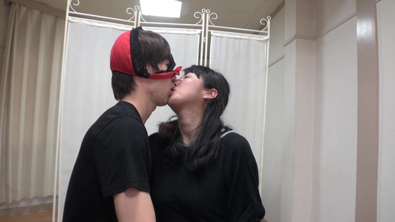 Japan Lust: MILF Jepun yang bertetek besar diusik pepek berbulu sebelum creampie