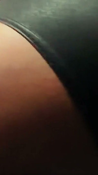 쪼이는 검은 가죽 팬티를 입고 춤추는 Sissy 펨 보이 - Gay Tease