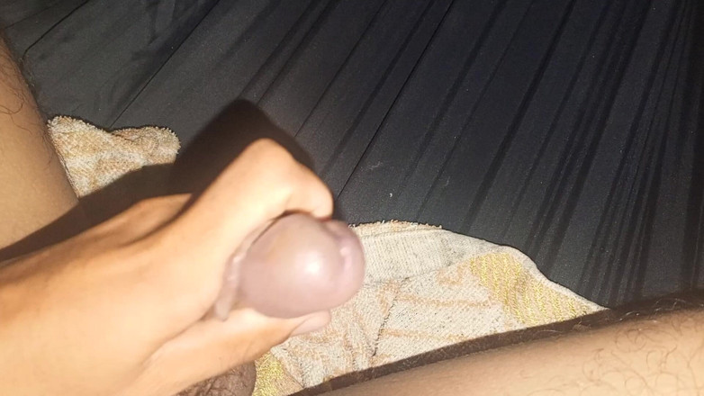 Hornytan: Sunt plictisită, decid să mă masturbez