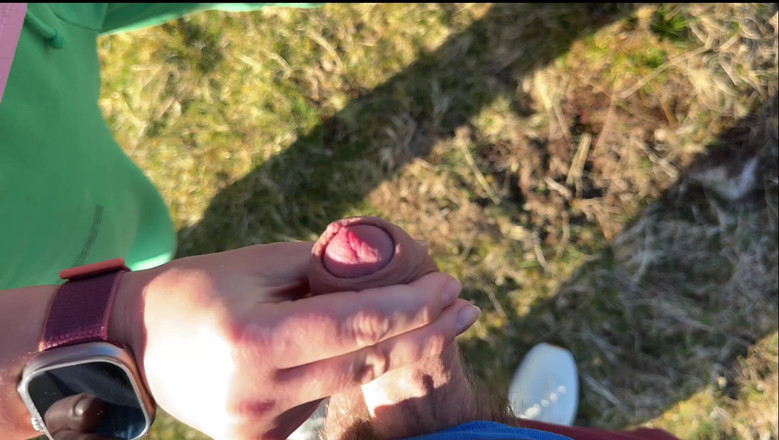 Emma Voyeur: Pego Acariciando Em Público... Ela Me Ajudou a Terminar