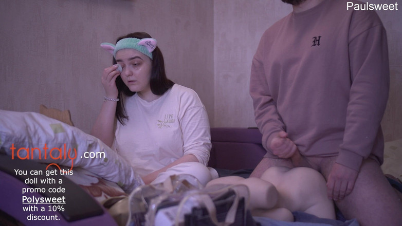 Polly Sweet: Dělá svůj make-up a ignoruje mě, když šukám sexuální panenku.