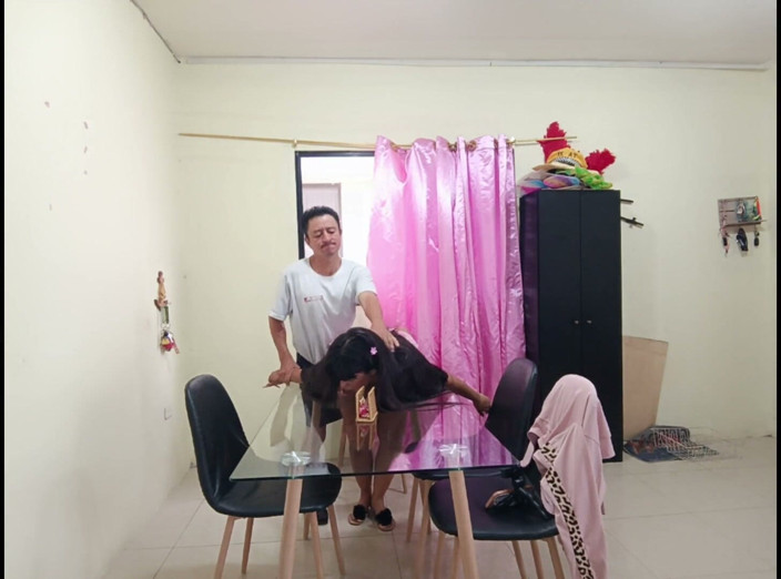 Lady: Padrasto e peituda, enteada rabuda fodem na mesa
