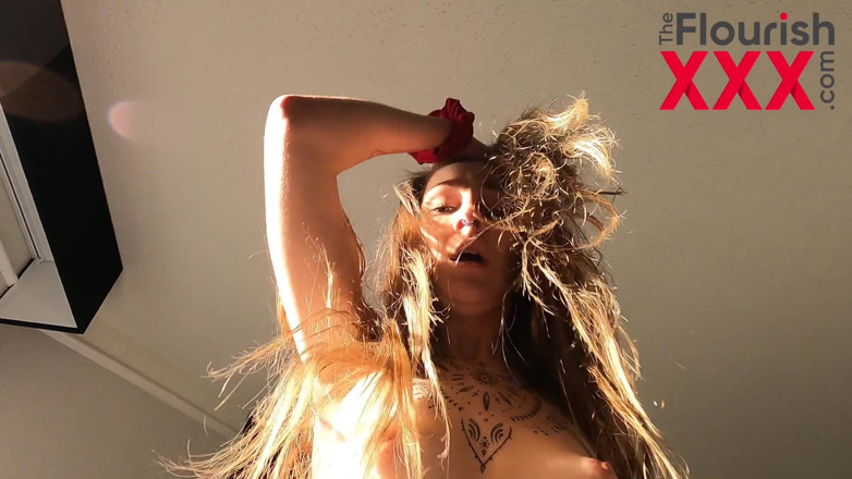 The Flourish XXX: Rossella Skye neukt op frambozenjam fetisj pov grote zwarte lul...