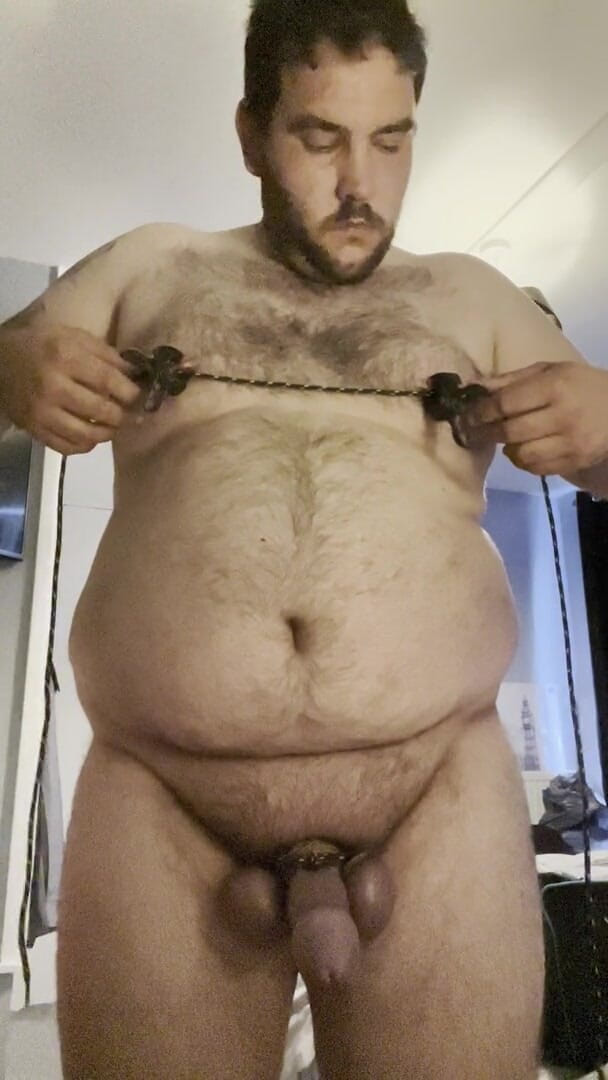 Shaun Cbt: 鸡巴和球在束缚中变成紫色，极端的乳头夹和屁股塞与一点变装