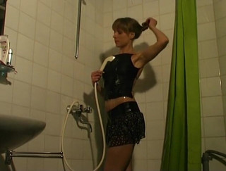 Flash Model Amateurs: Горячая брюнетка принимает хороший сексуальный душ
