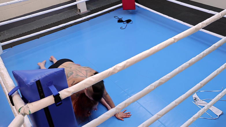 Red Sign Wrestling: Kali Домина и Красный огненный сквирт
