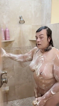 Que dire d’une bonne bimbo à l’ancienne sous la douche ?
