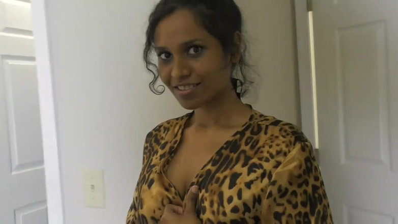 Sexy Lily: Porra encharcada de calcinha indiana suja de quente milf cheirando...